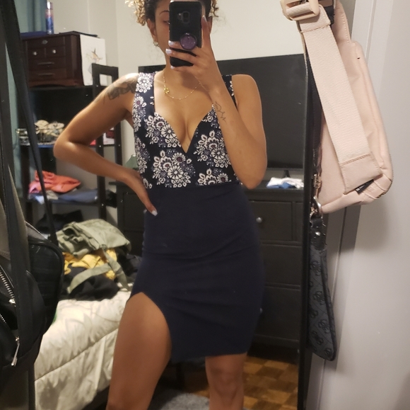 Deep V slit dress - Picture 2 of 3